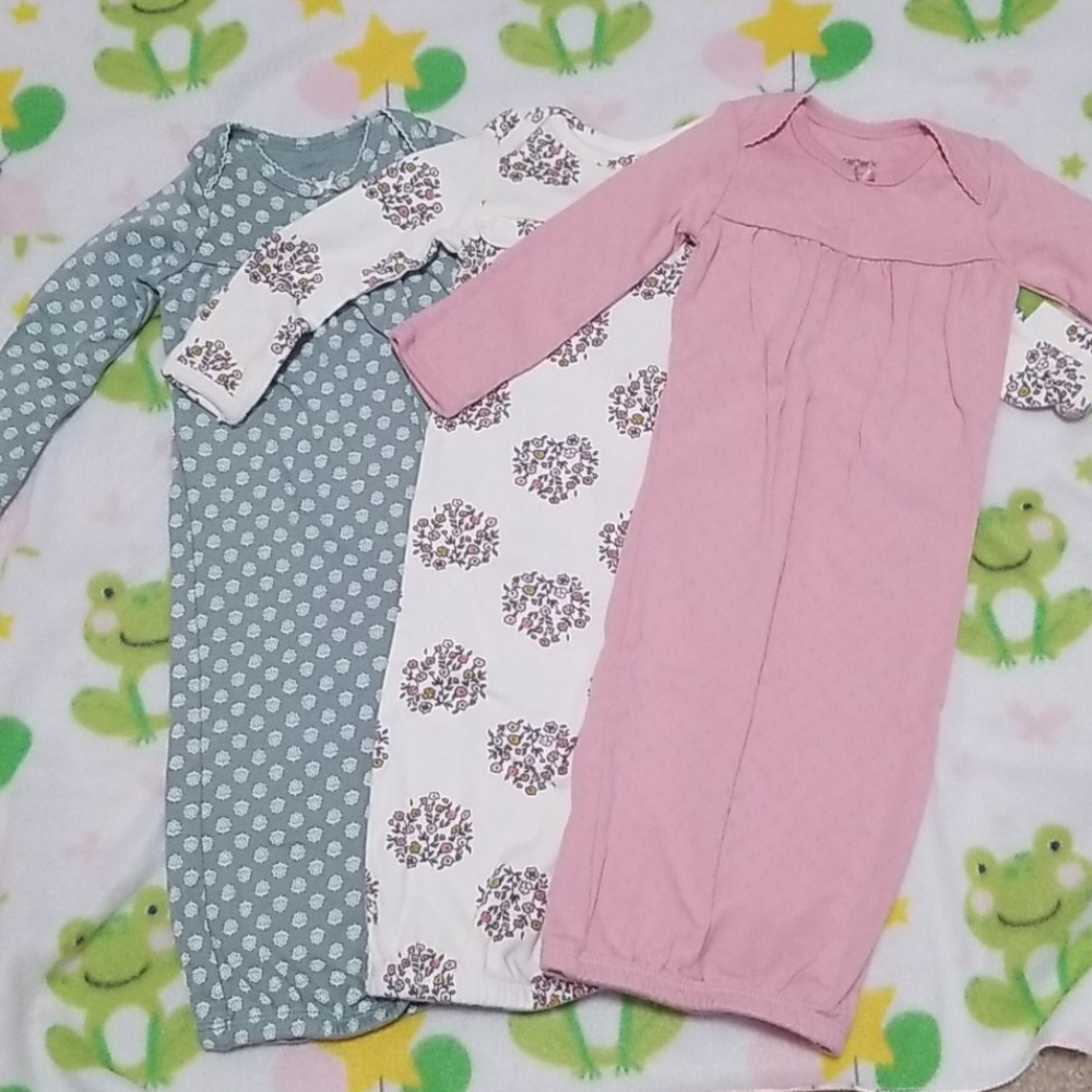 👶2/$15 3 Carter's sleeping gowns Newborn size.